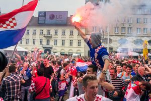 (VIDEO) BOLESNA PORUKA Hrvatski i ukrajinski navijači ujedinjeni: Srbe na vrbe, Ruse na nož!