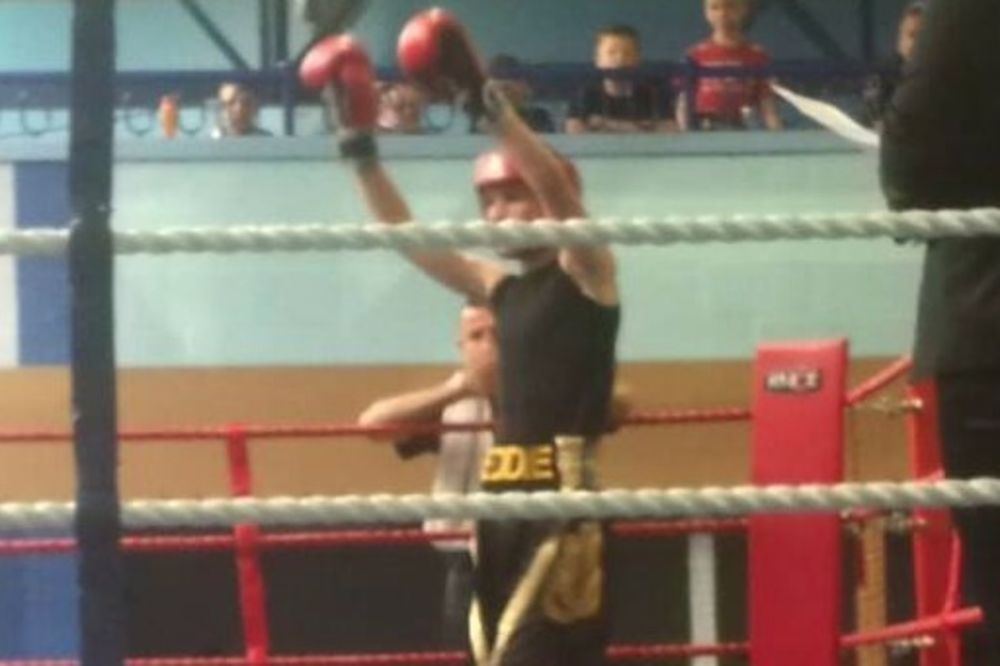 (VIDEO) MISTERIOZNA SMRT U RINGU ŠOKIRALA SVET: Mladi bokser (17) pobedio, pa umro na proglašenju!