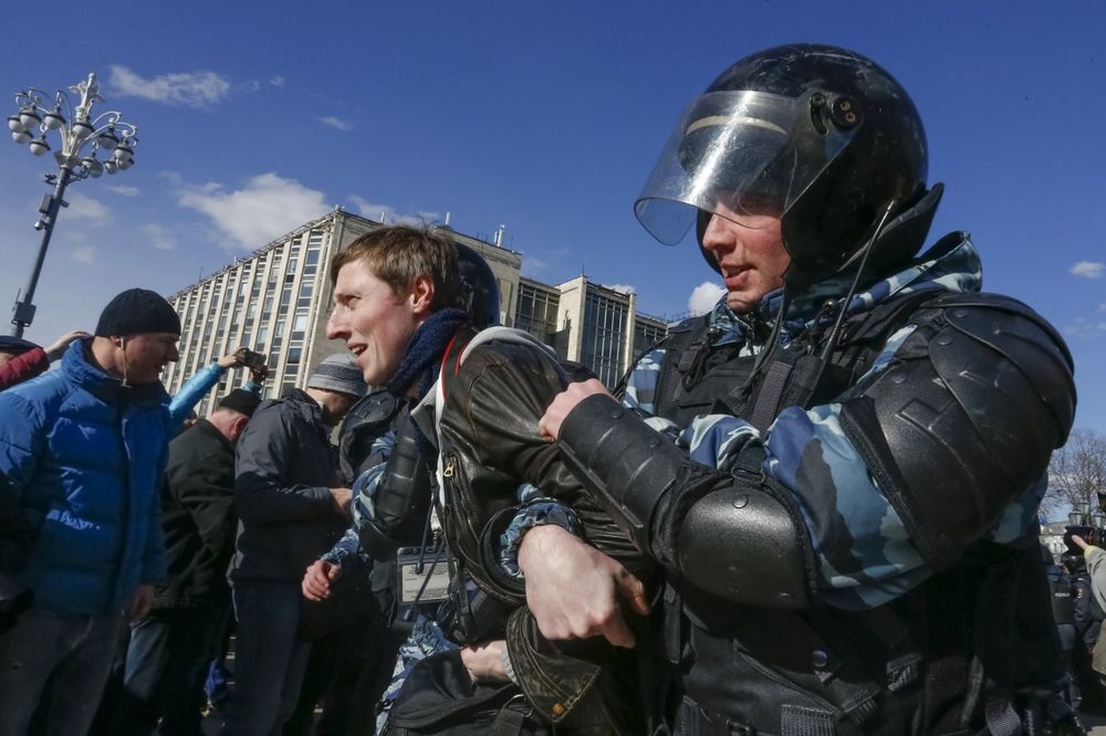 (VIDEO) MASOVNO HAPŠENJE DEMONSTRANATA U MOSKVI Policija tvrdi da je privela 500 a sajtovi 700 ljudi