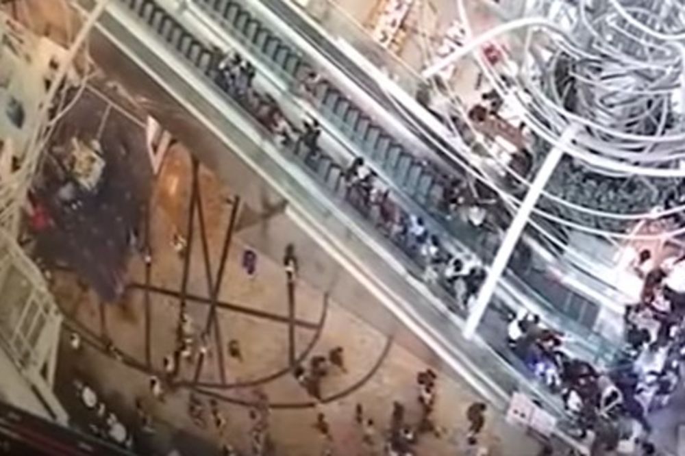 (VIDEO) KRICI ODJEKIVALI TRŽNIM CENTROM: Pokretne stepenice krenule u RIKVERC i izazvale HAOS