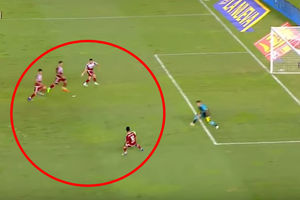 (VIDEO) PROMAŠAJ VEKA Četiri igrača su izašla sama ispred golmana: Pogledajte šta se desilo