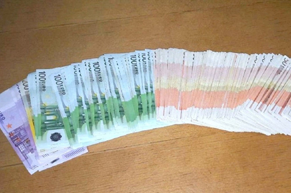 ZAPLENA CARINIKA NA HORGOŠU: U tapaciringu prtljažnika pronađeno 25.000 evra
