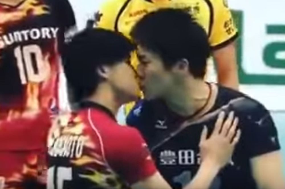 (VIDEO) JAPANCI ŠOKIRALI SVET: Odbojkaši hteli da se potuku, a onda se poljubili u usta!