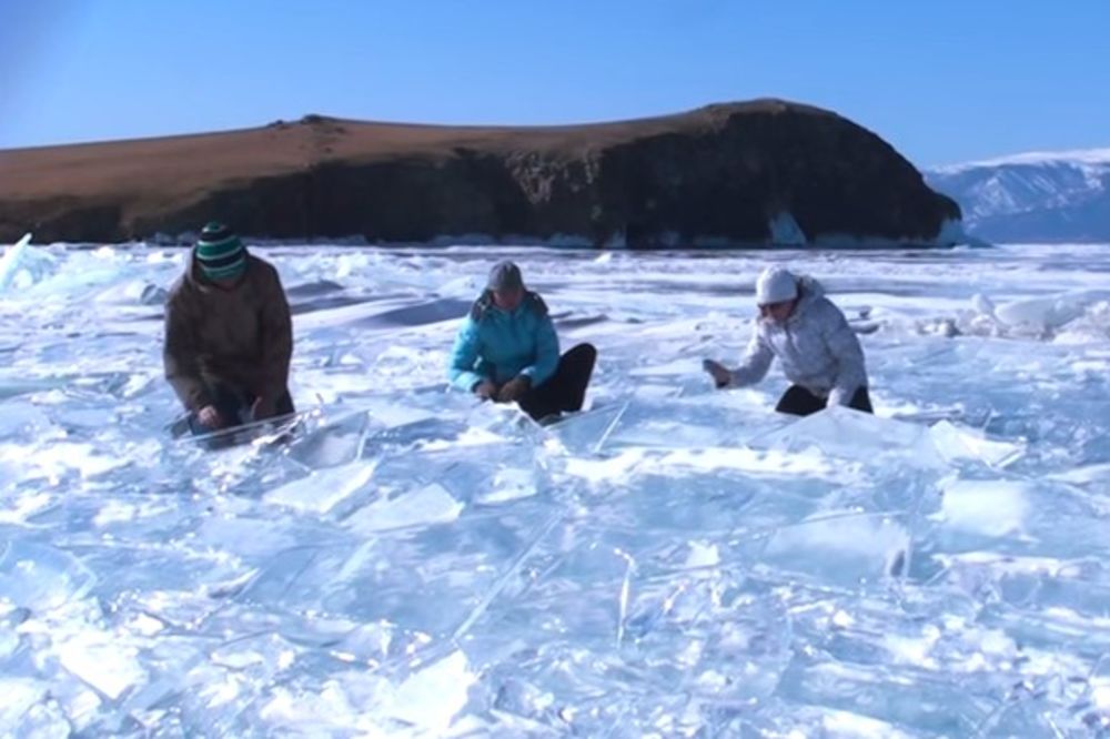 (VIDEO) OKLIZNULI SE I OSTALI U ŠOKU: Led na Bajkalskom jezeru KRIJE VELIKU TAJNU