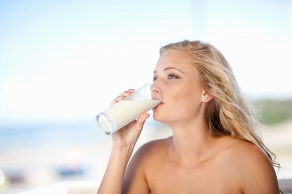 PROVERENA STARA METODA: Evo zašto treba piti ZAGREJANO mleko 2 puta DNEVNO!