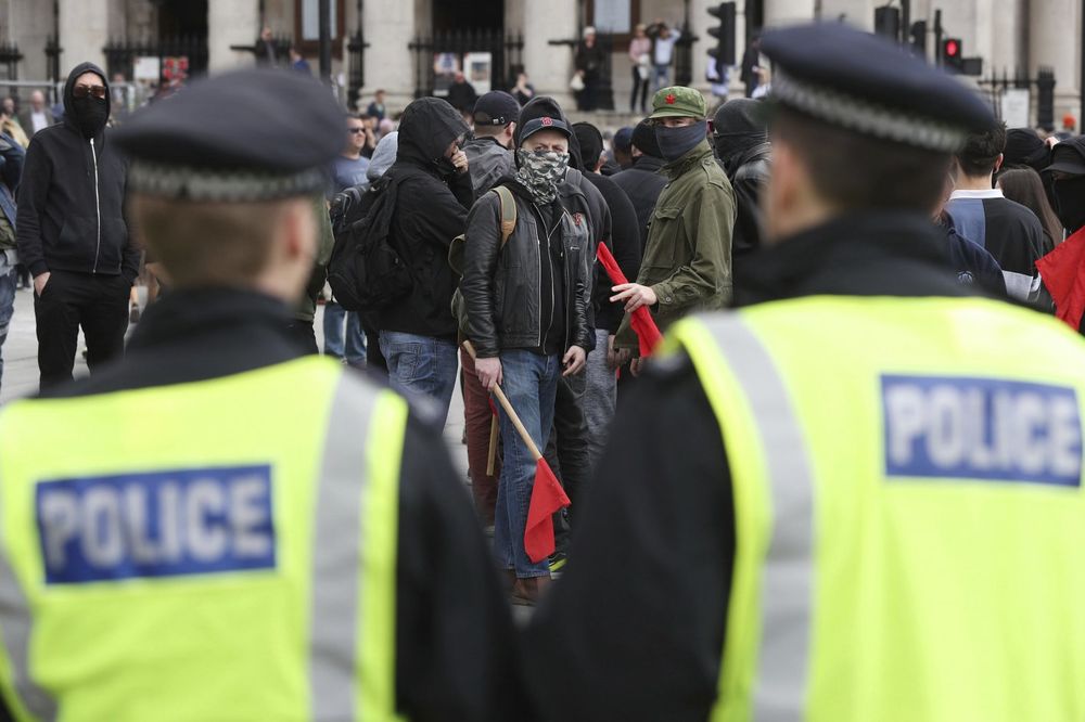 (VIDEO) HAOS U LONDONU: Veliki antiislamski protest, sukobi policije i demonstranata!