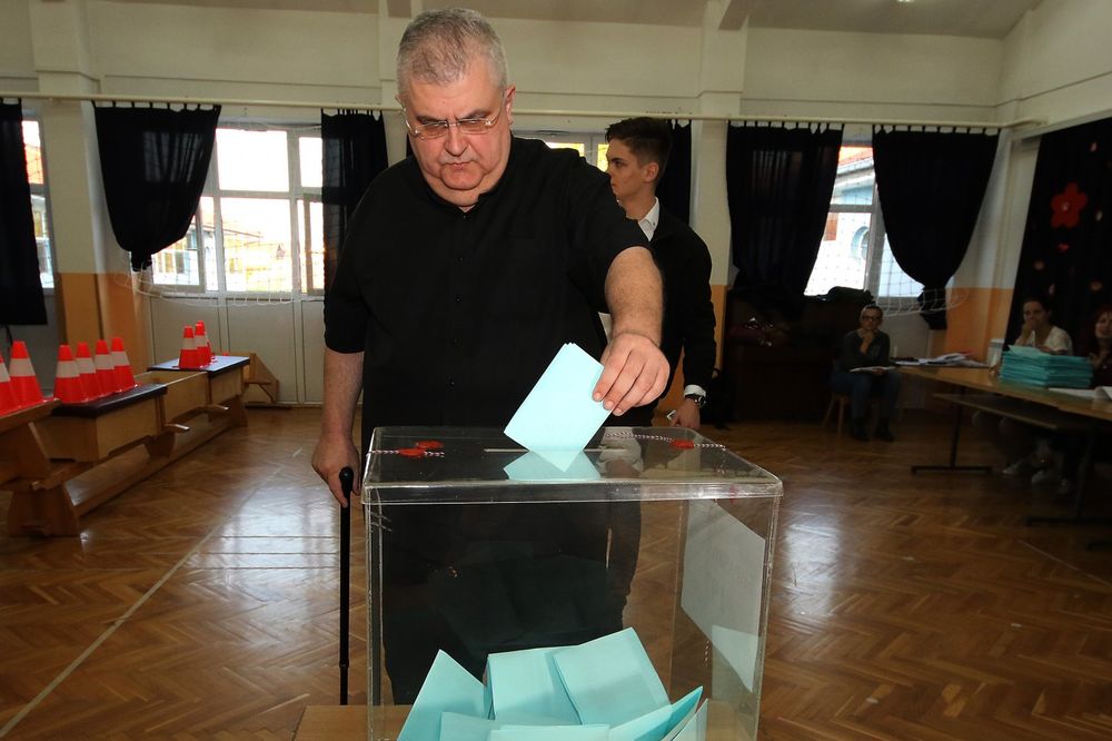 PREDSEDNIČKI KANDIDAT PORANIO: Čanak glasao čim su se otvorila biračka mesta!