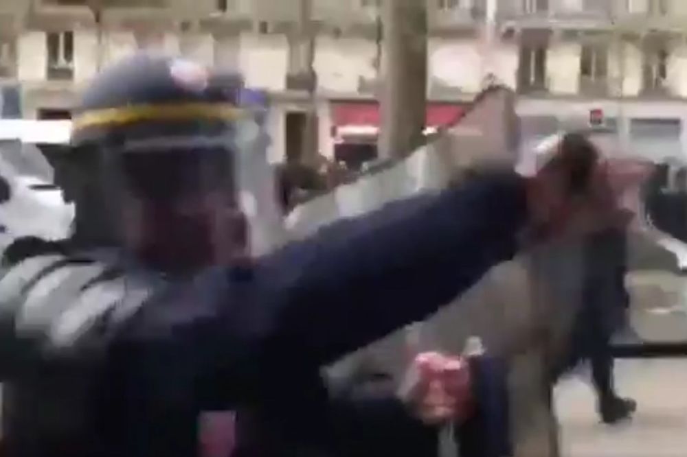 ŽESTOKI SUKOBI POLICIJE I DEMONSTRANATA U PARIZU: Lete projektili i suzavci ispred Trga Republike!