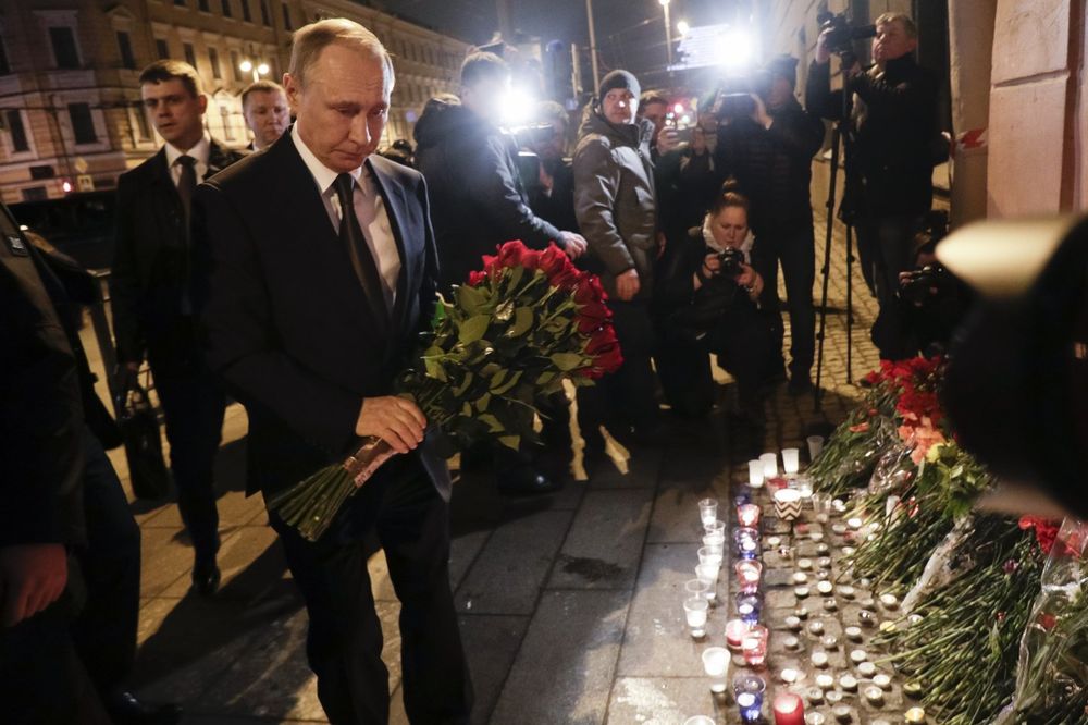(VIDEO) PUTIN POLOŽIO CVEĆE ŽRTVAMA EKSPLOZIJE U METROU: Ruski predsednik samo što nije zaplakao