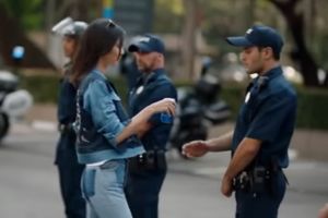 (VIDEO) OSVEŽENJE U POGREŠNOM TRENUTKU: Pepsi povukao kontroverznu reklamu i izvinio se uvređenima
