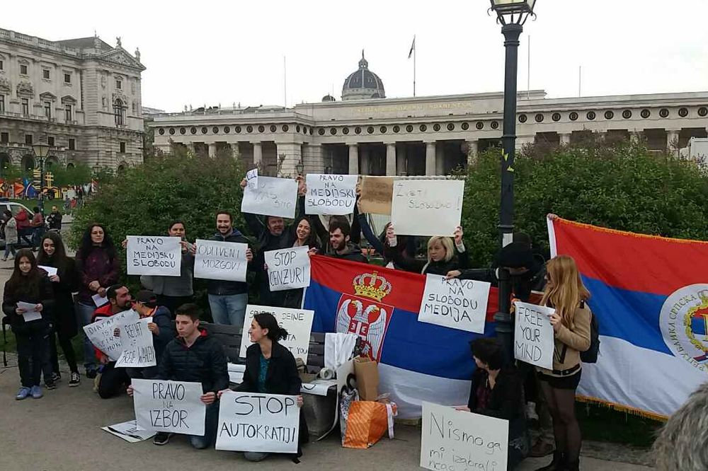 DEMONSTRANTIMA PODRŠKA I IZ DIJASPORE Srbi u Beču izašli na ulice: I mi smo za građanske proteste!