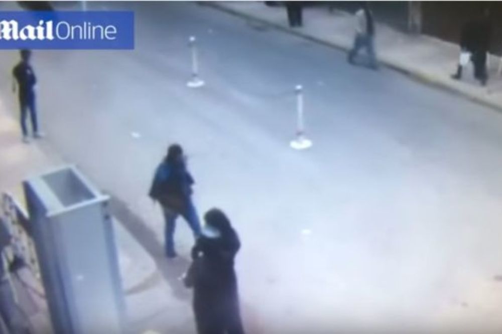 (VIDEO) TRENUTAK UŽASA: Momenat kada islamista aktivira BOMBU ispred crkve u Aleksandriji