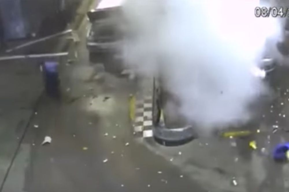 (UZNEMIRUJUĆI VIDEO) ŠOKANTNA EKSPLOZIJA NA BENZINSKOJ PUMPI: Točili su plin, a onda je sve puklo