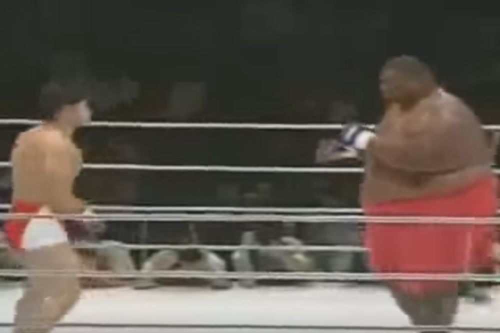 (VIDEO) Pogledajte šta se dogodi kada borac od 75 kg uđe u ring protiv sumo rvača od 275 kilograma