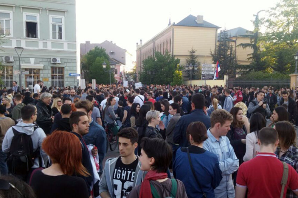 PROTESTI ŠIROM SRBIJE: Građani u izašli u protestne šetnje u Novom Sadu, Nišu, Kruševcu, Subotici...