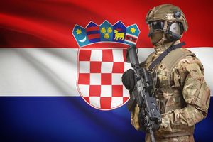 USTAŠKI POZDRAV U SPLITU: Pripadnici hrvatskih odbranbenih snaga uzvikivali - Za dom spremni