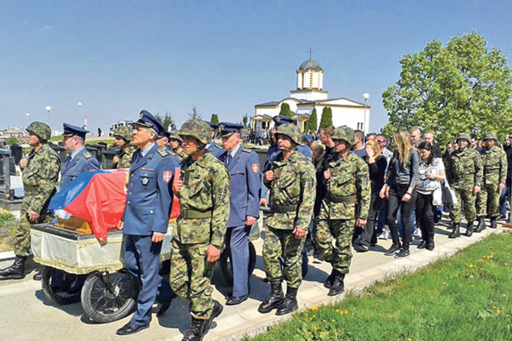 ZBOGOM JUNACI: Piloti ispraćeni uz Tamo daleko