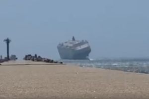 (VIDEO) SEKUNDA OD KATASTROFE! Zastrašujući trenutak u kojem se OGROMAN brod zamalo prevrnuo