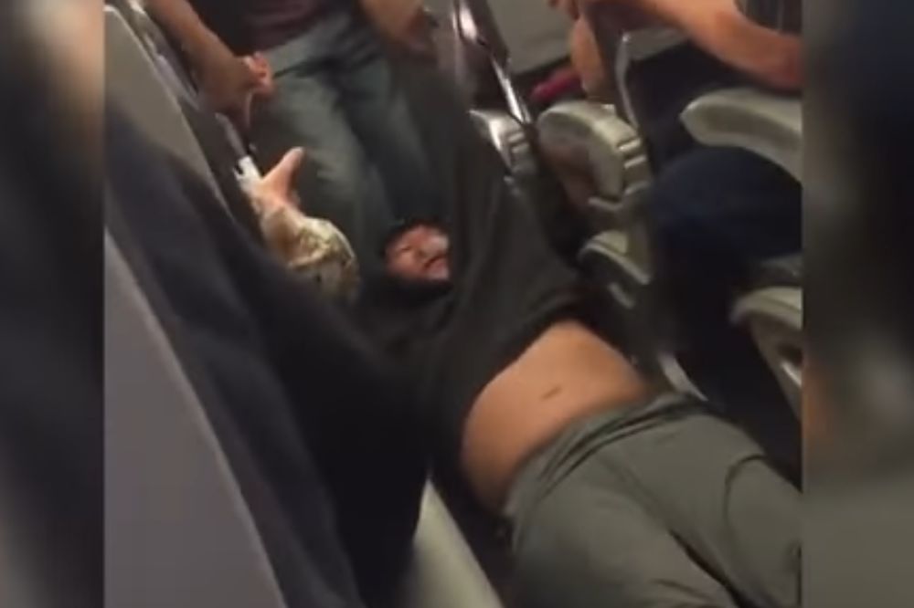 (VIDEO) NASILNO PREMEŠTANJE: Putniku raskrvarili lice, vukli ga ko vreću, pa ga izbacili iz aviona