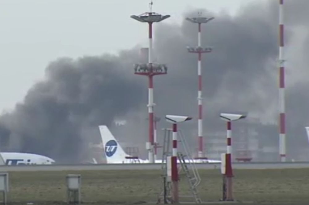 (VIDEO) LOŠ ZNAK PRED PREGOVORE? Crni dim nad ruskim aerodromom na koji je sleteo Tilersonov avion
