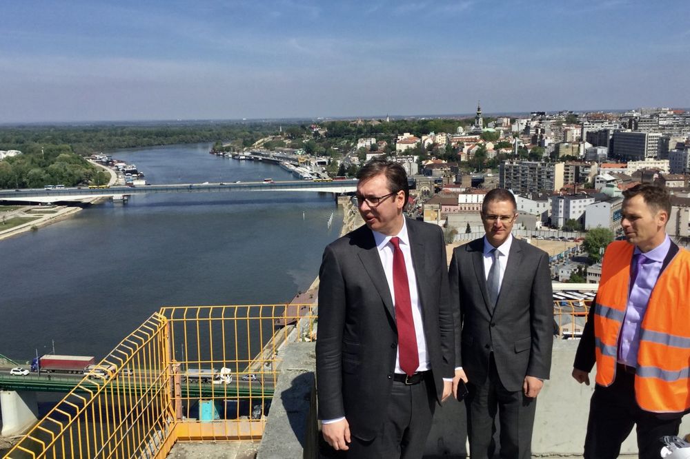 (FOTO) IZNENADNA POSETA GRADILIŠTU: Premijer Vučić obišao radove na Beogradu na vodi