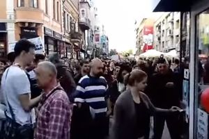 (VIDEO) HUMANITARNA AKCIJA U NIŠU: Demonstranti kolektivno dali prilog za izlečenje malog Andrije