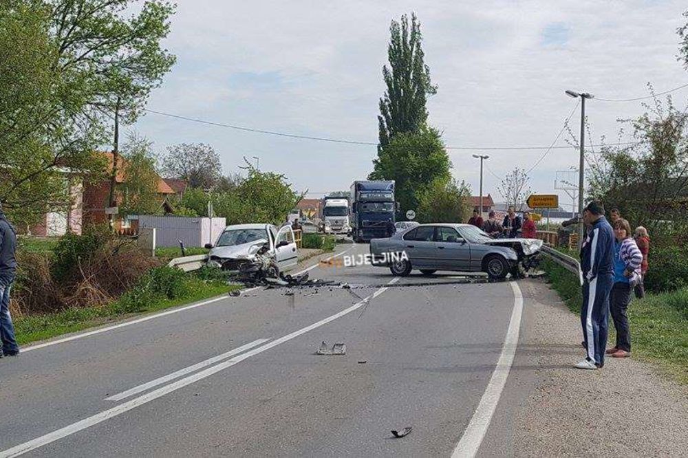 TEŠKO POVREĐEN VOZAČ: Saobraćajka na putu Bijeljina-Rača, potpuna obustava saobraćaja