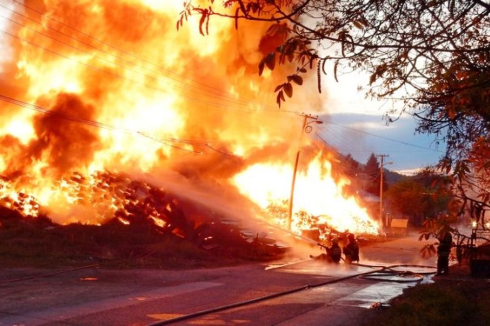 (VIDEO) DRAMA U GRDELICI: Goreli drveni pragovi, vatra bila visoka 30 metara!