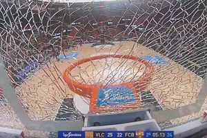 (VIDEO) MNOGO JE JAK: Pogledajte kako je košarkaš Barselone slomio tablu