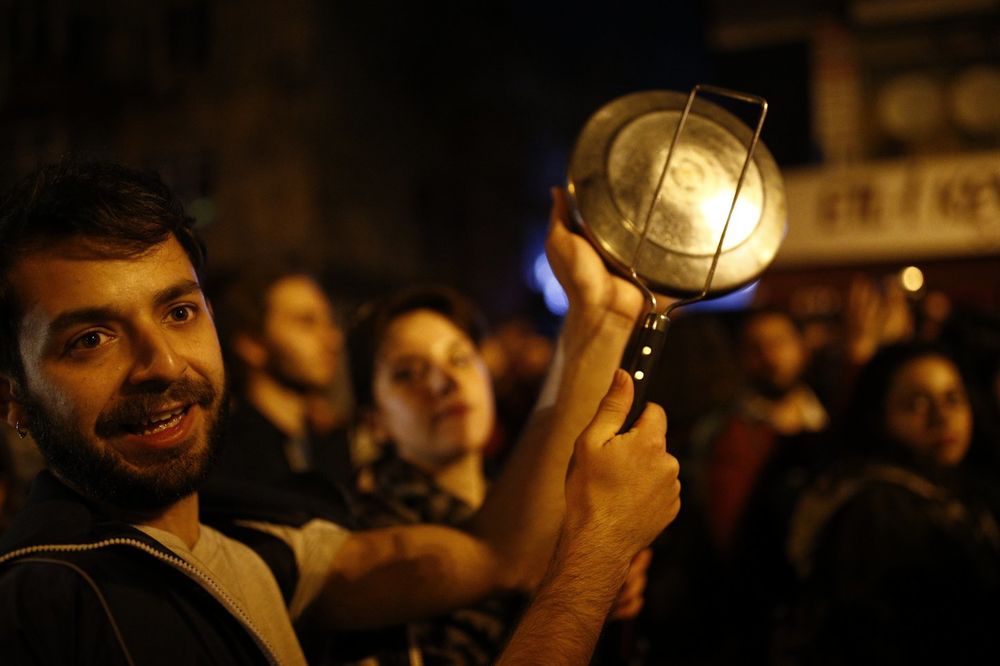 (VIDEO) ŠERPE I LONCI RADILI U ISTANBULU: Lupali u znak protesta dok je Erdogan proglašavao pobedu