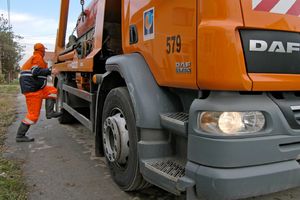 NESVAKIDAŠNJA NEZGODA U NIŠU: Komunalac ispao iz kamiona za skupljanje smeća