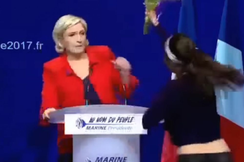 (VIDEO 18+) NAPAD GOLIM GRUDIMA: Devojka u toplesu tokom govora nasrnula na Marin Le Pen
