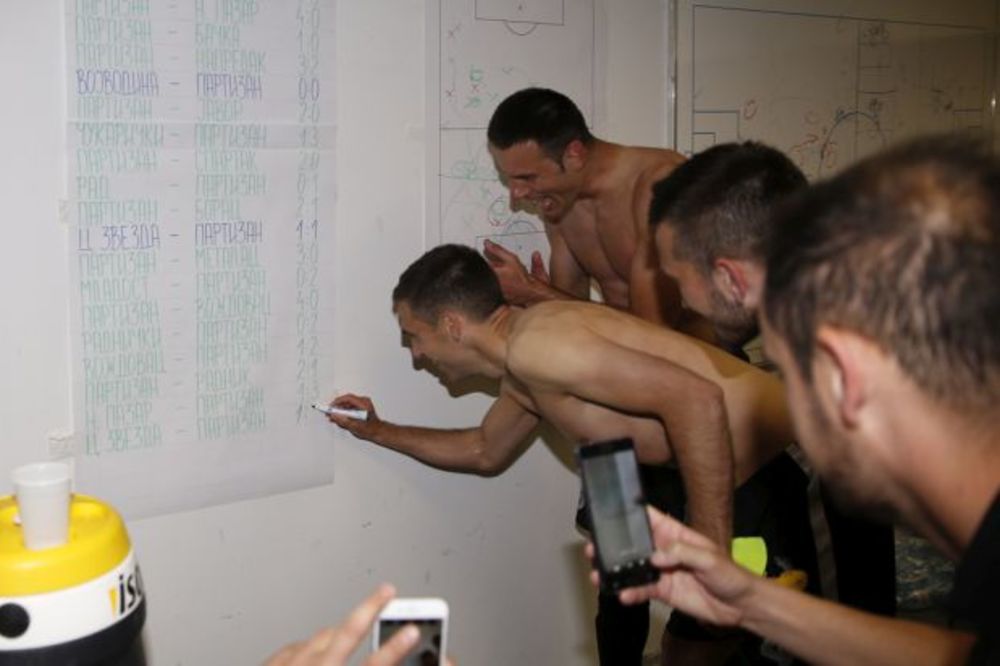 (FOTO) NIZ SE NASTAVLJA: Evo kako su fudbaleri Partizana proslavili pobedu protiv Zvezde