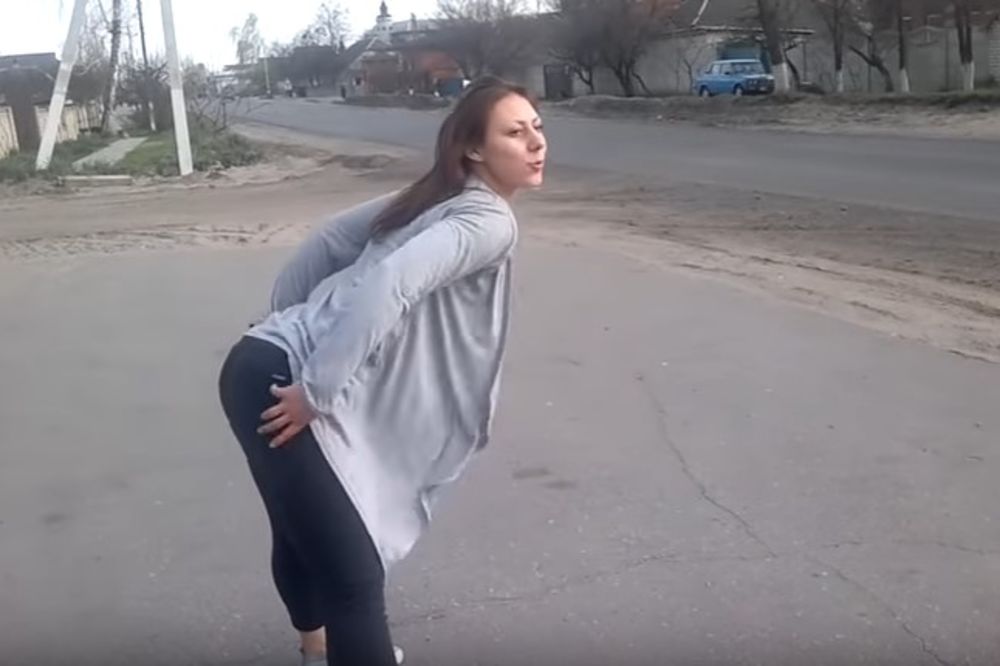 (VIDEO) OVOME SE NIJE NADALA: Devojka tverkovala nasred ulice, pa izazvala sudar!