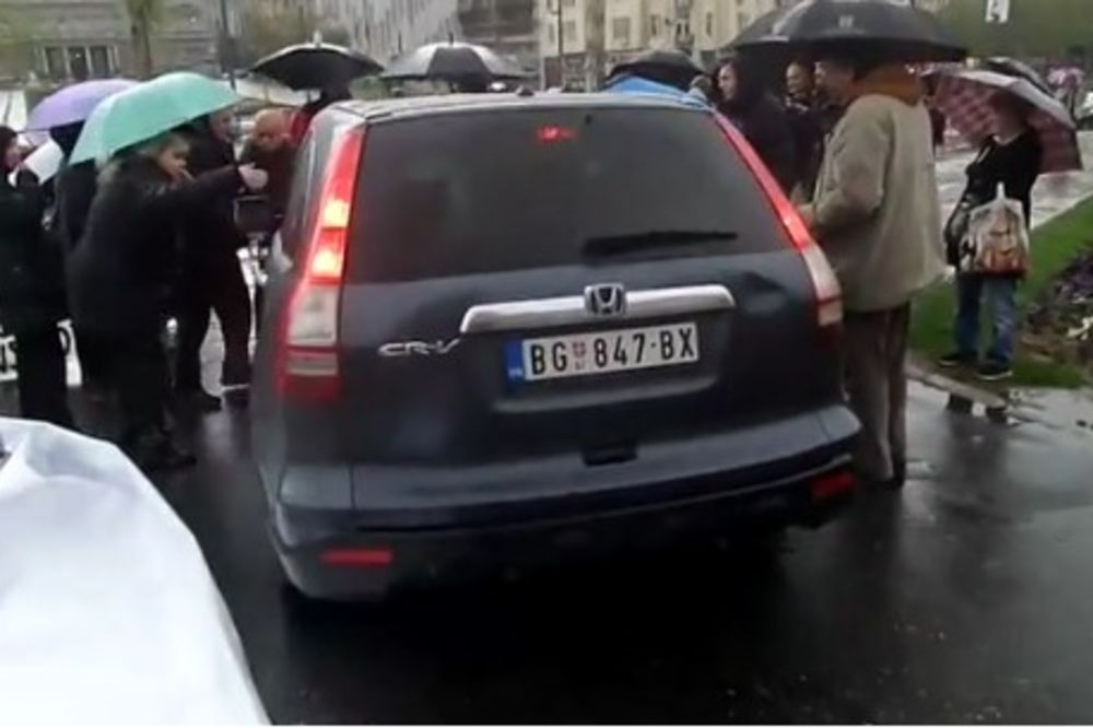 (VIDEO) INCIDENT PRED SKUPŠTINOM: Demonstranti opkolili Šešelja, on kolima kroz njih
