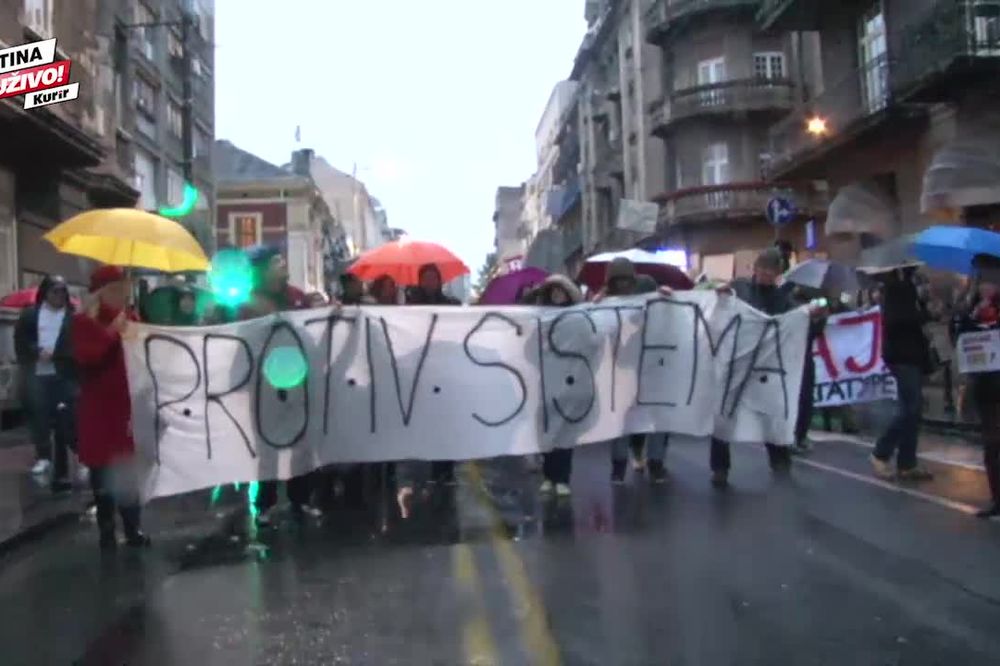 (VIDEO) INCIDENT NA PROTESTNOJ ŠETNJI Pogledajte kako su demonstrante gađali glavicama kupusa