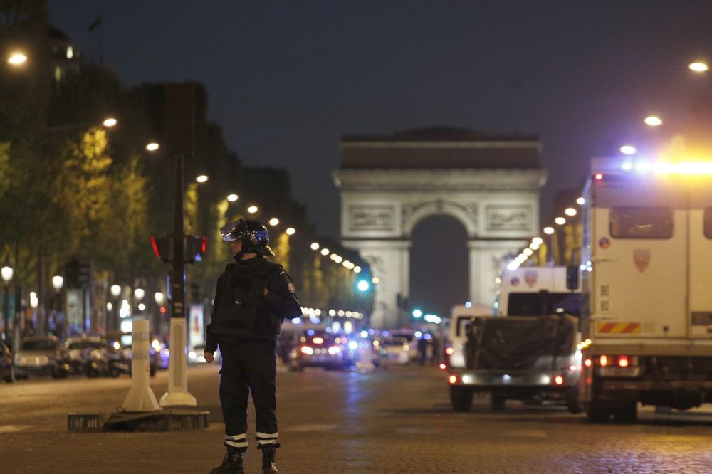 KRVNIK U PARIZU OSUO PALJBU IZ KALAŠNJIKOVA: Ovo mu NIJE prvi put da puca na policajce