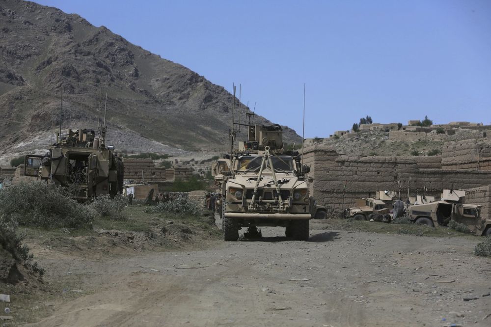 TALIBANI NAPRAVILI MASAKR U AVGANISTANU: U napadu na vojnu bazu ubijeno 50 vojnika