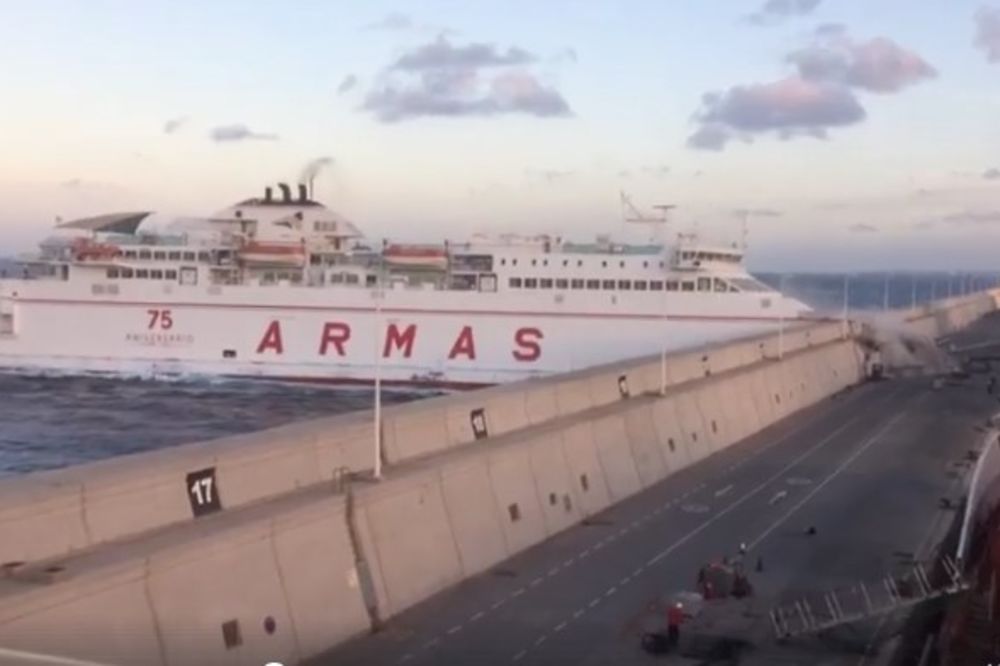 (VIDEO) DRAMA U ŠPANIJI: Ogroman trajekt se zakucao u luku, 13 povređenih