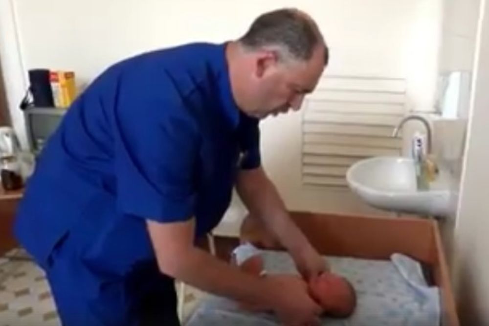 (VIDEO) SVAKA MAJKA ĆE SE ZALEDITI KADA VIDI: Ovako ruski pedijatar pregleda tek rođenu BEBU!