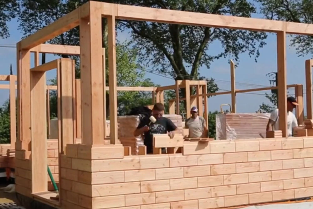 (VIDEO) MONTAŽNA KUĆA KAKVU JOŠ NISTE VIDELI: Evo kako se gradi kuća od drvenih cigala