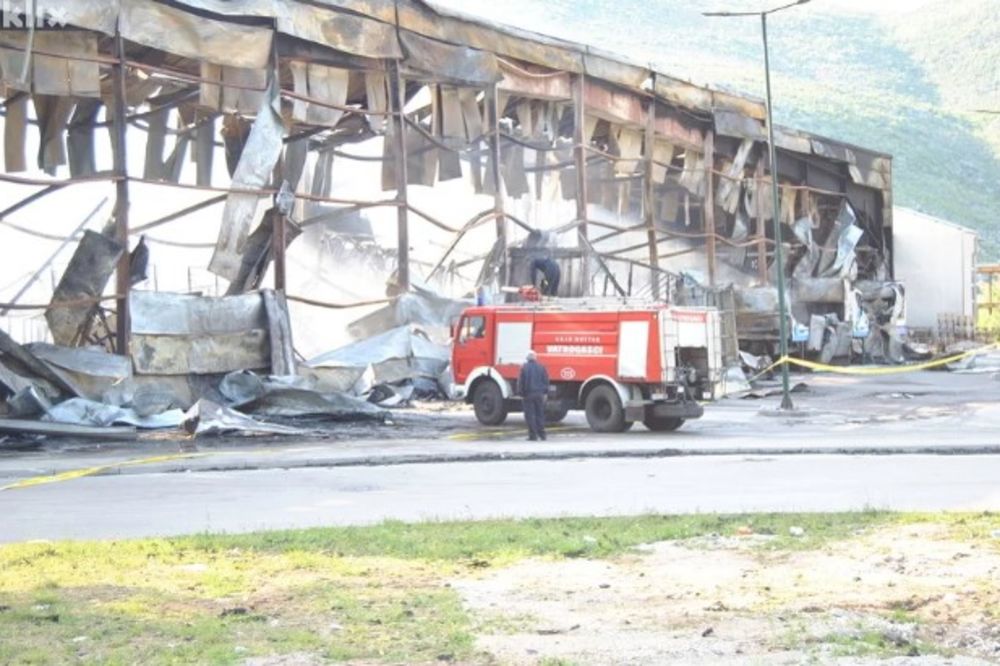 CELO ZGARIŠTE JE POTENCIJALNA BOMBA: Vatrogasci još dežuraju kraj spaljenog tržnog centra u Mostaru