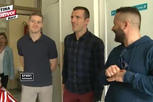 (KURIR TV) Zvezda obeležila Dan fudbala i prijateljstva: Crveno-beli obišli onkologiju u Tiršovoj