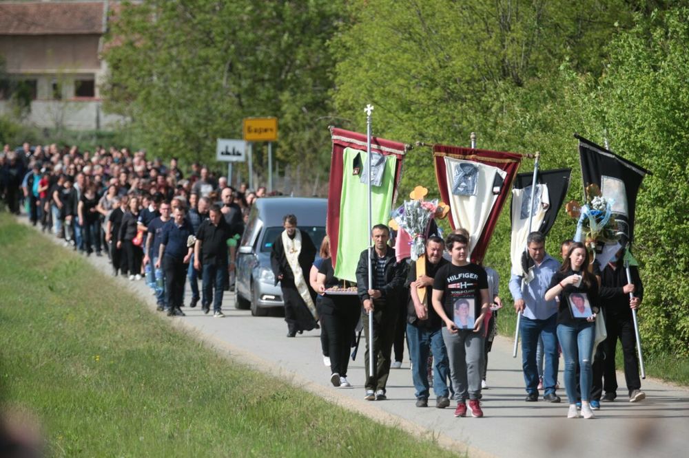 TUGA NA GROBLJU BARIČ KOD GOLUPCA: Sahranjeni Rada i Miroslav prve žrtve Božidarovog krvavog pira