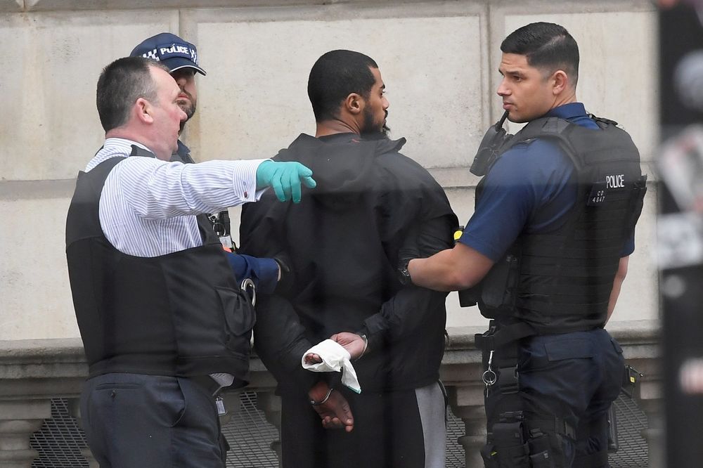 VELIKA ANTITERORISTIČKA RACIJA U LONDONU: Ranjena žena pod policijskim nadzorom, uhapšeno četvoro