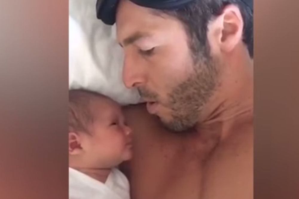(VIDEO) NAŠAO REŠENJE: Pogledajte kako je ovaj tata umirio svoju bebu!