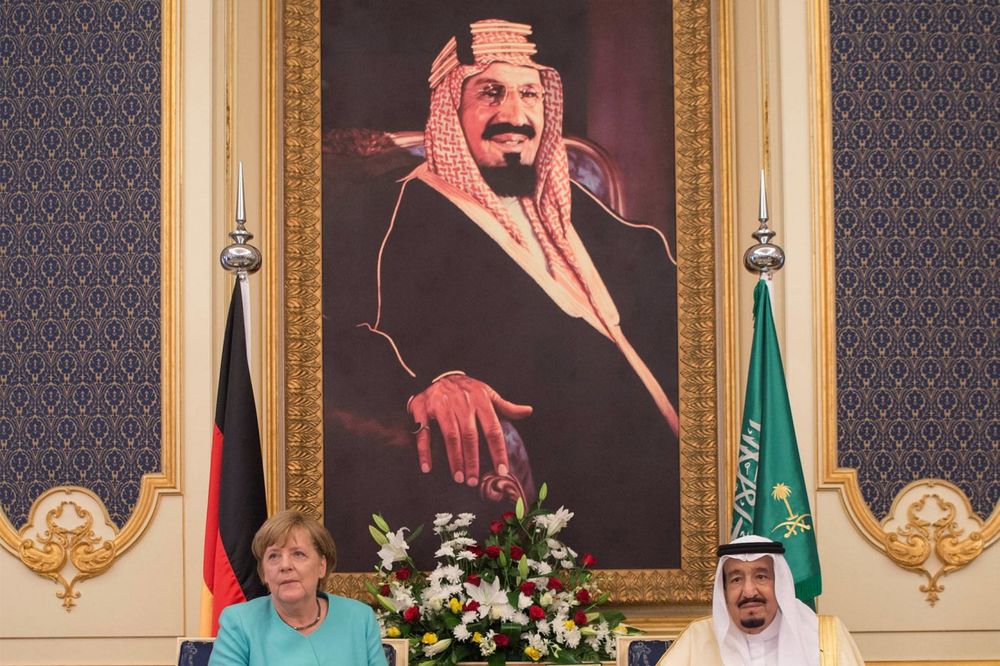 MERKELOVA STIGLA U SAUDIJSKU ARABIJU: Kancelarka na sastanku s kraljem, mediji primetili OVAJ detalj