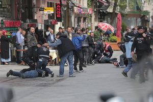 (VIDEO) UBIŠE IH KO VOLA U KUPUSU: Turska policija suzavcem i pendrecima razbila prvomajsku povorku