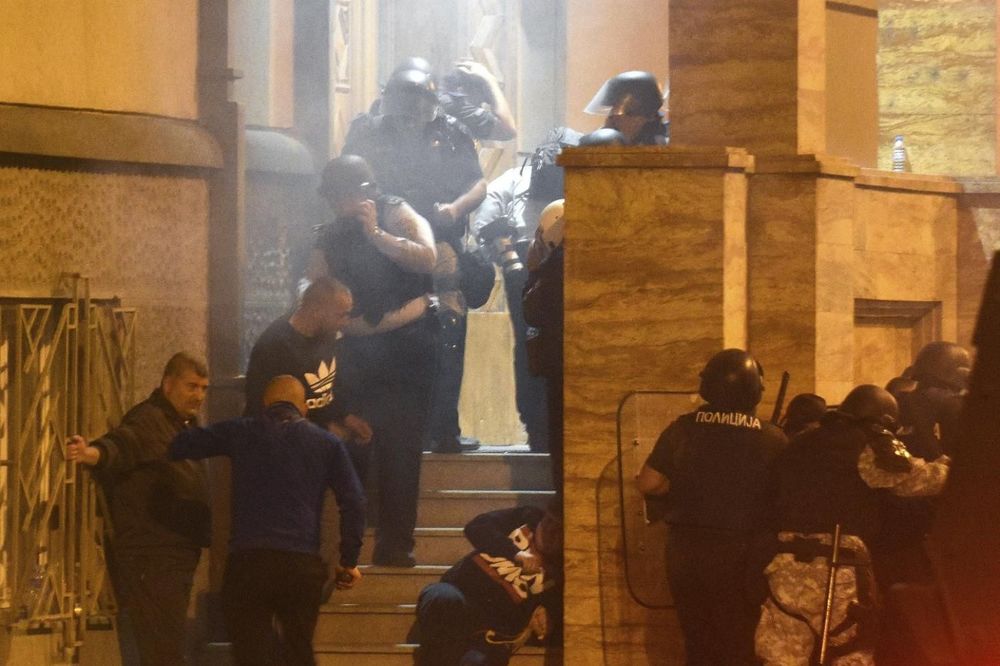 KAZNE ZA ODGOVORNE: 11 policajaca i 4 specijalca suspendovani zbog ponašanja tokom napada u Sobranju