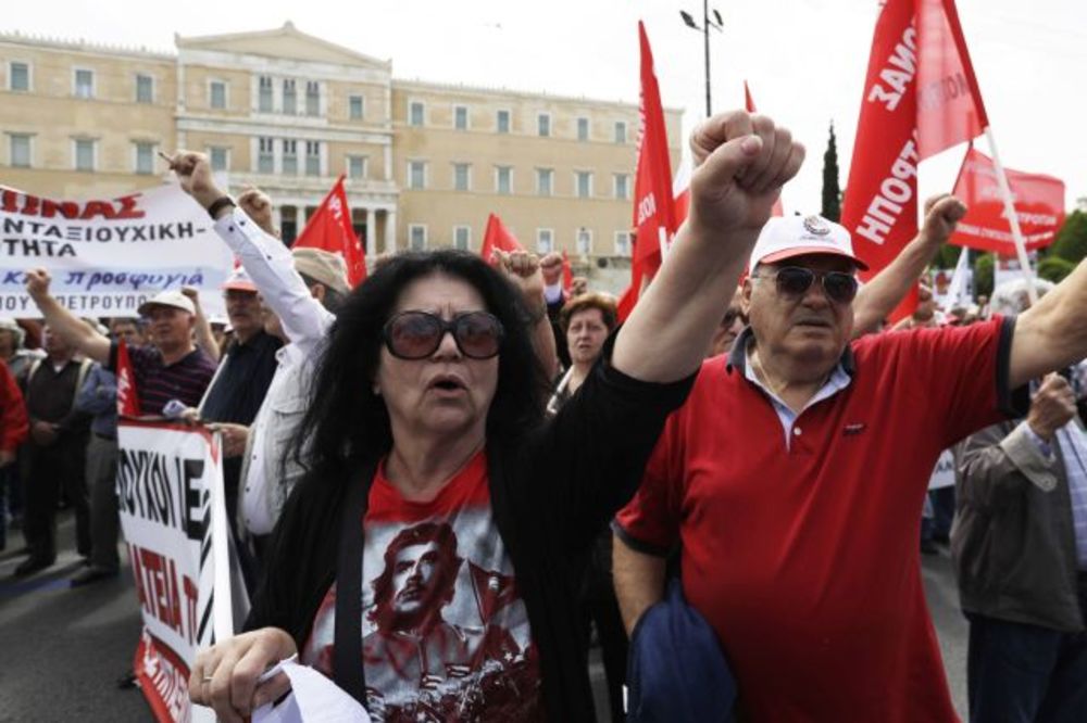 (FOTO) NASILNI PROTESTI 1. MAJA U ITALIJI, GRČKOJ I FRANCUSKOJ:Radnici traže prava bez obzira na sve